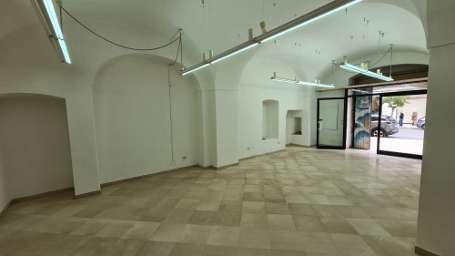 Centralissimo Locale Commerciale con Doppia Esposizione